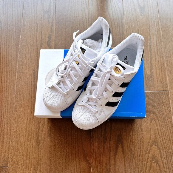 Adidas Superstar Sneakers - Size 4.5 - Picture 2 of 6